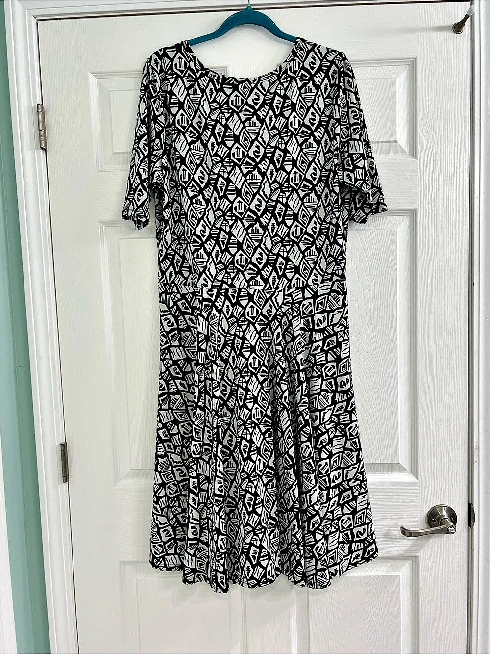 LuLaRoe Nicole Geometric Midi Dress in Black & White Size 3XL